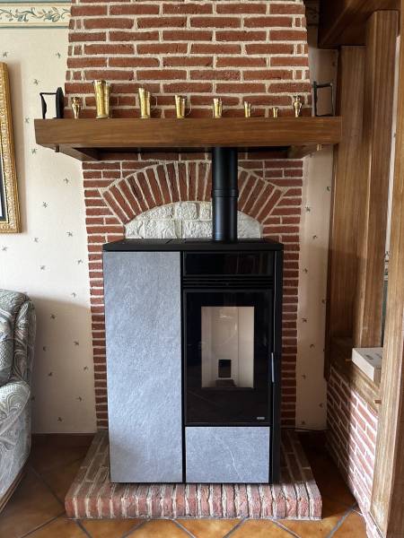 Installation d'un poêle à granulés de la marque Klover modèle Vertical à Grainville-la-Teinturière en Seine-Maritime